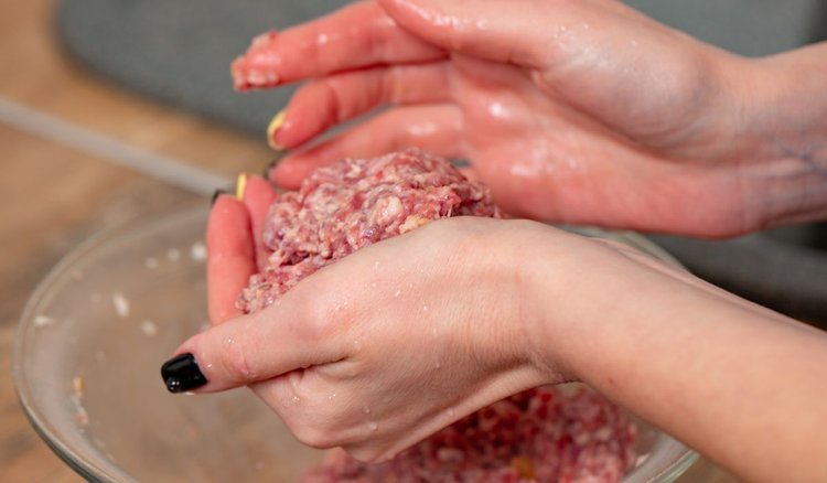 Polacy nie zawsze wiedzą jak długo wyrabiać kotlety mielone. Dlatego wychodzą twarde i niesmaczne