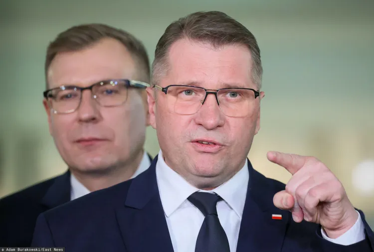 Minister finansów odpowiada na pomysł PiS. "Pan Czarnek będzie się wstydził"