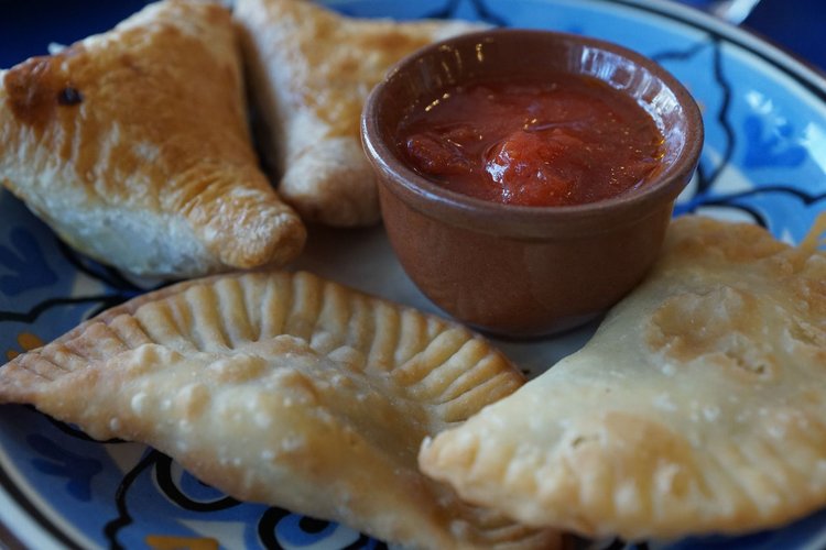 Pieczone pierogi z kurczakiem, szpinakiem i serem feta
