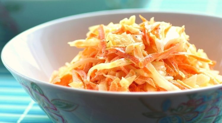 Kultowy coleslaw z kalafiora. Nietypowa, zachwycająca wersja uwielbianej surówki