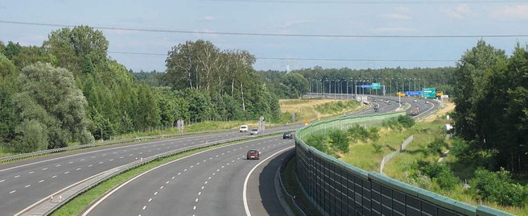 Wybierasz się samochodem na wakacje? Przedstawiamy, ile możesz zapłacić za przejazd. Płatne odcinki autostrad