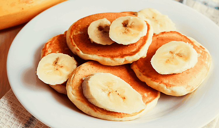 Bananowe racuchy z 2 składników. Ekspresowy patent na uwielbiane placki
