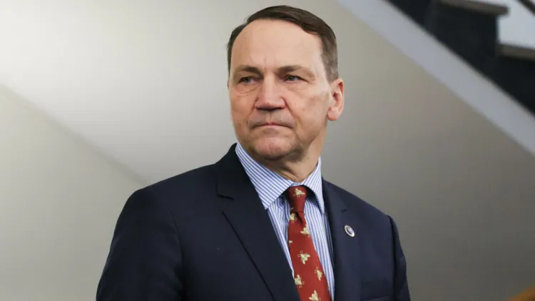 Koniec z darmową ewakuacją Polaków z Bliskiego Wschodu? Sikorski rozważa radykalne kroki