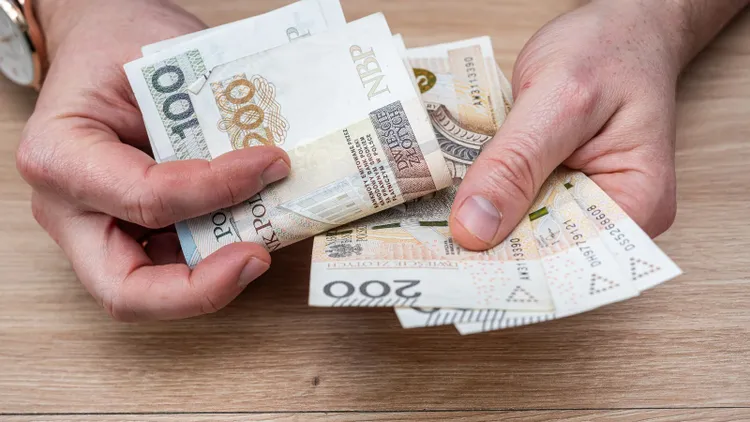Mało osób wie, że ZUS może wypłacać 1400 zł przez 3 lata. Prawie nikt nie składa wniosków