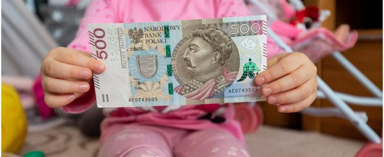 500 plus mogłoby wynieść nawet 2375 zł. Gdyby rząd nie wydawał poza budżetem