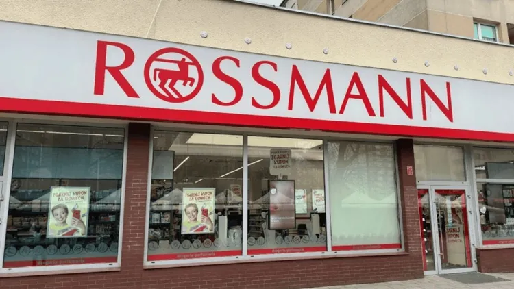 Pracownik pokazał świąteczną paczkę od Rossmanna. Zdania internautów są podzielone