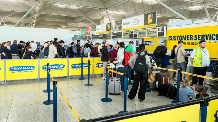 Ryanair zmienia zasady od 10 listopada. Pasażer będzie miał mniej czasu na nadanie bagażu