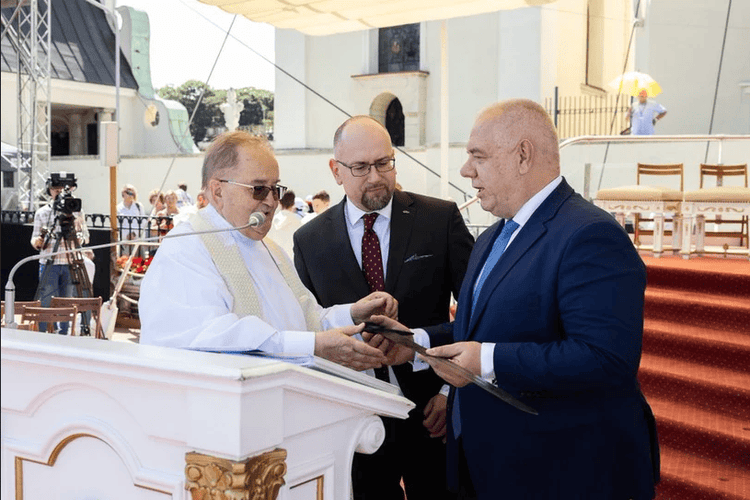Tadeusz Rydzyk otrzymał od Sasina miecz warty 250 tys. zł. Teraz minister się tłumaczy