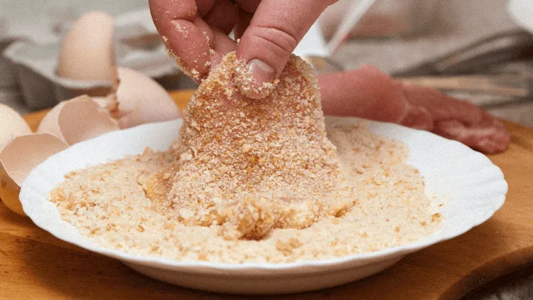 Nie moczę mięsa w jajku, a panierka i tak trzyma się idealnie. Ten kuchenny trik naprawdę działa