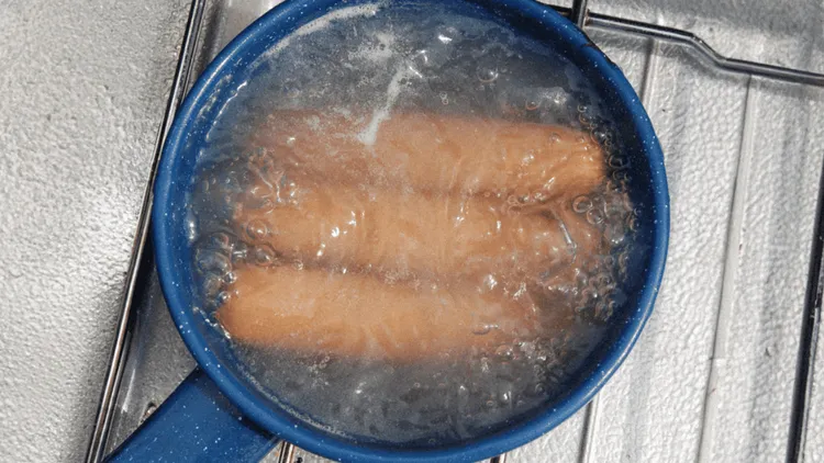 Zawsze dodaję, gdy parzę parówki. Jest w każdej kuchni, nadaje nieziemskiego smaku