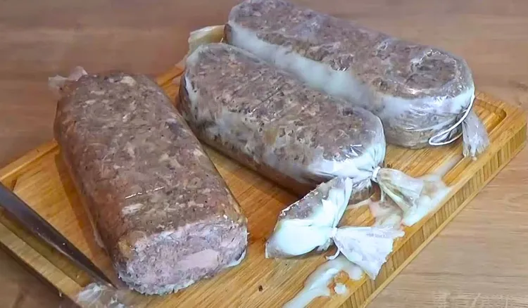 Zawiń wszystko w folię i podgrzej w garnku. Domowy salceson to hit
