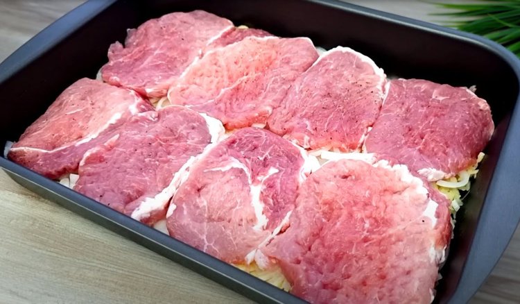 Zetrzyj ziemniaki, pokrój cebulę i ułóż schab. Rodzina prosi mnie o ten obiad przynajmniej raz w tygodniu