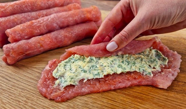Rozbijam cienko schab i zawijam go z tymi składnikami. Wychodzi tak pyszny, że mogłabym go jeść codziennie