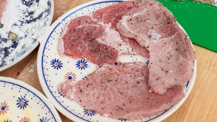 Najlepsze schabowe bez rozbijania. Kotlety rozpadają się w ustach, soczyste jak arbuz