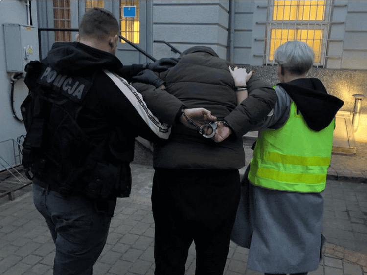 Okradł pracodawcę na ponad 13 mln zł. Za skradzione pieniądze kupił samochody, zegarki i perfumy