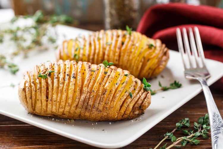 Kultowe ziemniaki hasselback, przepis na pyszną przekąskę