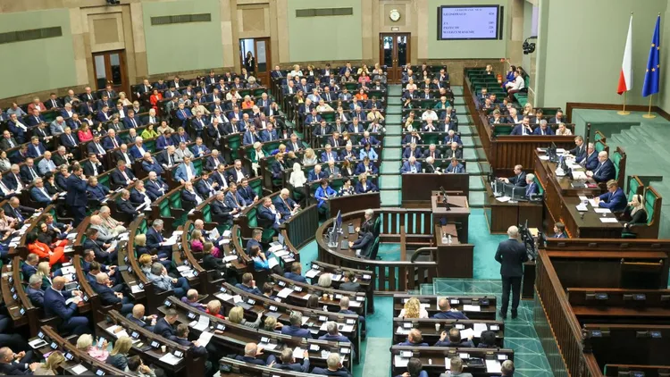 Hełmy i kamizelki dla wszystkich Polaków. Możliwa zmiana w prawie, te elementy mogą być bardziej dostępne