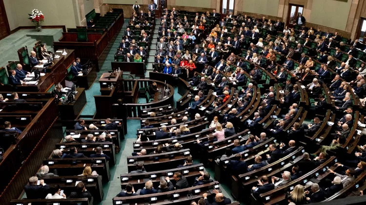 Na takie koalicje godzą się Polacy. Są trzy scenariusze, najnowszy sondaż pokazuje jasno