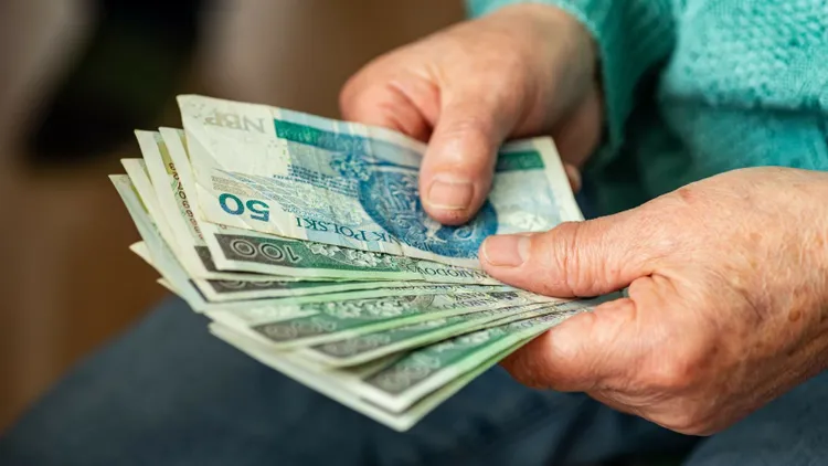 Przepracowała 10 lat i osiągnęła wiek emerytalny. Taką emeryturę wypłaca jej ZUS
