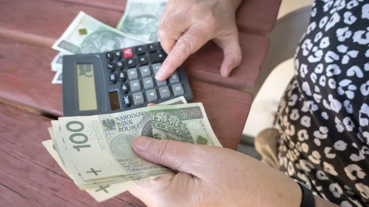 Szczegół z życia prywatnego decyduje o wypłacie renty wdowiej. Seniorzy powinni to wiedzieć