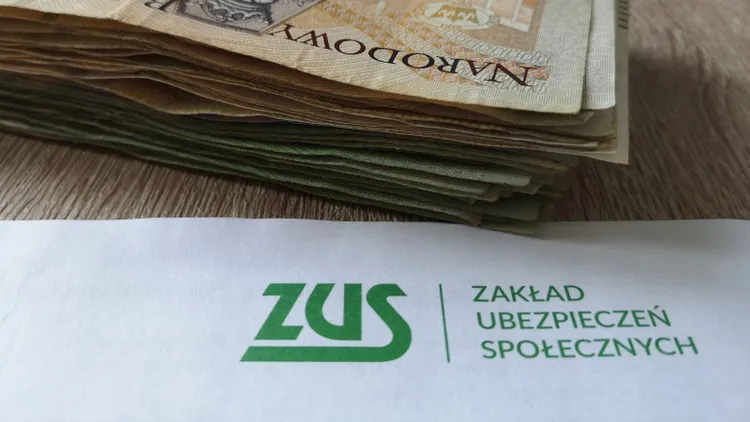 ZUS wypłaci pieniądze Polakom, można uzyskać nawet 300 zł dofinansowania. Wnioski już spływają