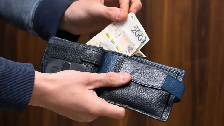 Tyle gotówki na wypadek kryzysu musisz mieć w domu. Każdy Polak powinien to wiedzieć