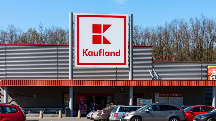 Takie paczki świąteczne rozdaje Kaufland swoim pracownikom. Zawartość może zaskoczyć