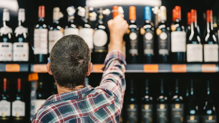 Sklepikarz znalazł lukę. Tak obchodzi zakaz sprzedaży alkoholu nocą w Warszawie