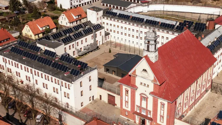 22 tys. pensji i nawet 39 dni urlopu. Służba Więzienna pilnie szuka pracowników