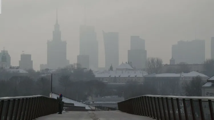 Kary i kontrole za palenie w kominku. Wyjaśniamy, co mówią najnowsze przepisy