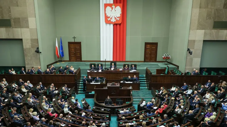 Nowy sondaż partyjny. KO ma kłopot, trzy partie poza Sejmem