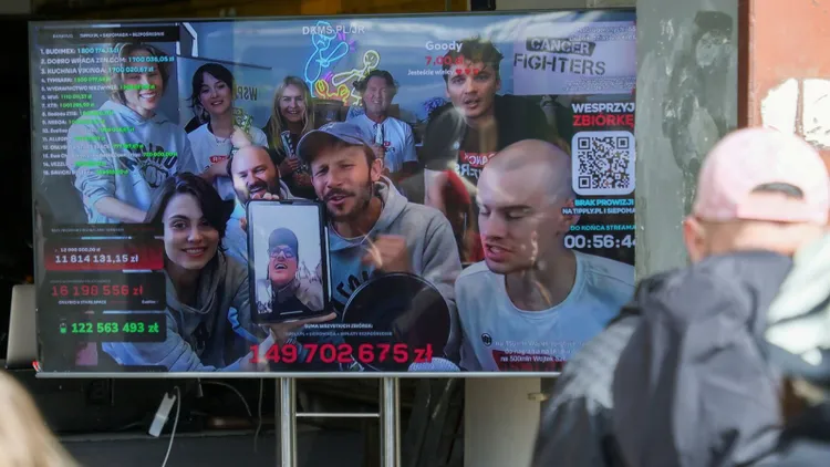 Ruszyły licytacje po charytatywnym streamie Łatwoganga. Za te wyjątkowe przedmioty płacą fortunę