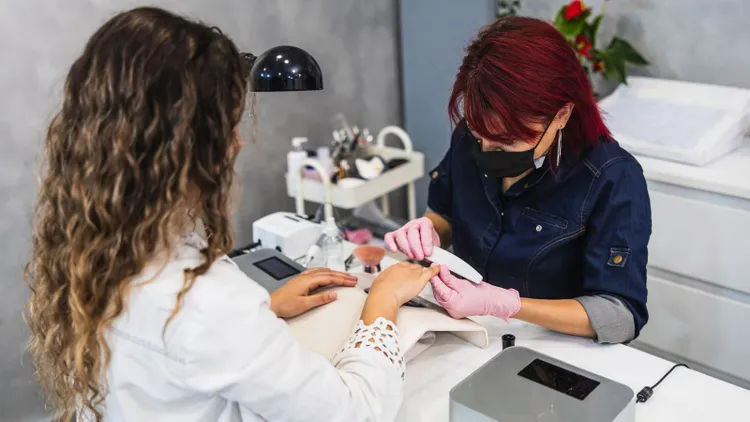 Stylistki biją na alarm, tak źle nie było od dawna. Klientki wskazują przyczynę
