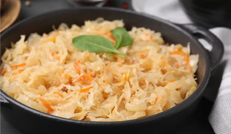 Oprósz cukrem i dodaj do kapusty. Najlepsza surówka, jaką jadłem