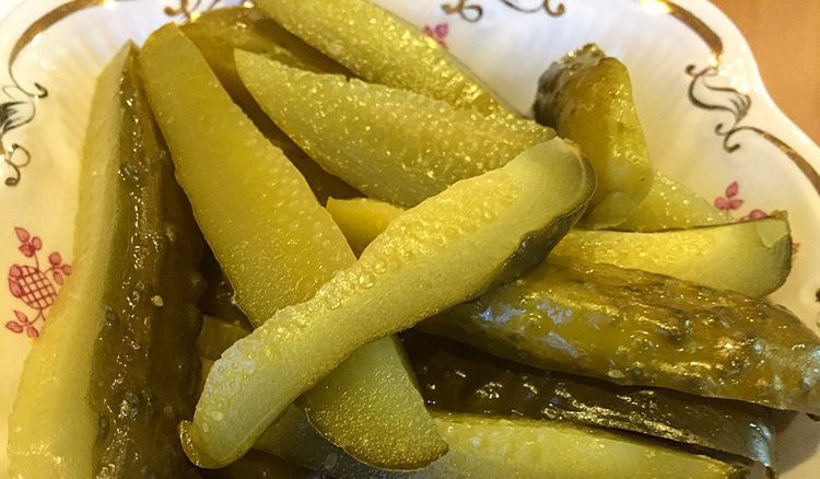W swojej kuchni ogórków nie ścieram na zupę. Robię z nich błyskawiczną surówkę, jest lepsza, niż w restauracji