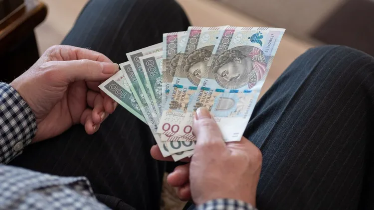 ZUS wypłaci 300 zł bez względu na zarobki. Kluczowa data to 31 sierpnia