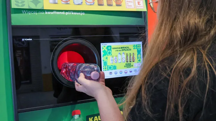 Problemy z systemem kaucyjnym. Przychodzą z pełnymi workami, klienci odchodzą z kwitkiem