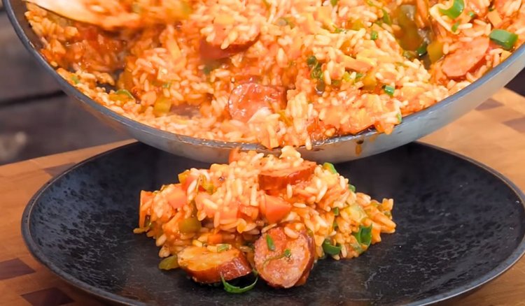 Weź ryż i kiełbasę, wrzuć na patelnię i wlej passatę. Taki obiad proponuje uwielbiany kucharz