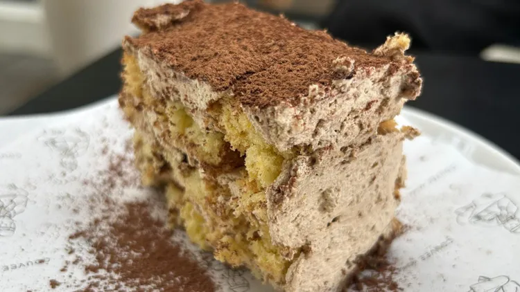 Viralowe tiramisu, które obejrzało miliony. Ciasto bez pieczenia zrobisz w 15 minut