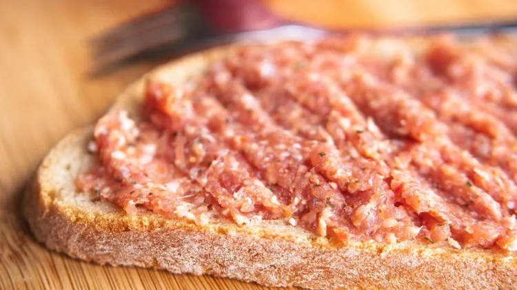Świat reaguje obrzydzeniem, Polacy zajadają na kilogramy. Ta kiełbasa to hit