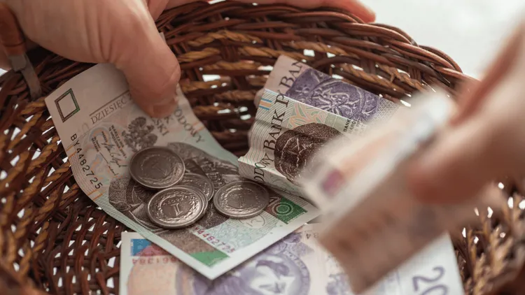 "Co łaska", czyli ile? Tyle Polacy dają na tacę w kościele. Wyniki sondażu mówią same za siebie