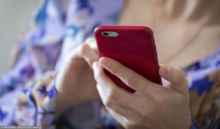 TikTokerki pokazały jak radzą sobie z telemarketerami. Nagranie stało się hitem