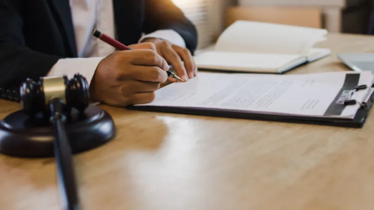 Ten szczegół od razu unieważnia testament. Eksperci ostrzegają, Polacy mogą być zaskoczeni