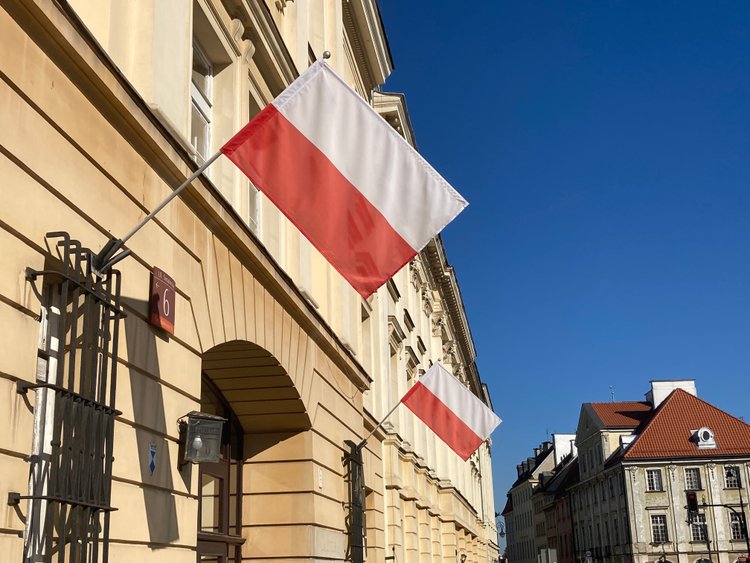 Kancelaria premiera ustawia ławki w kształcie Polski. To część akcji promocyjnej