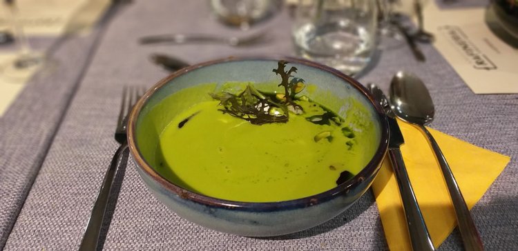 Wegańska zupa caldo verde z jarmużem - portugalski przysmak