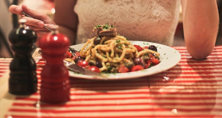 Spaghetti puttanesca z tuńczykiem – danie z charakterem