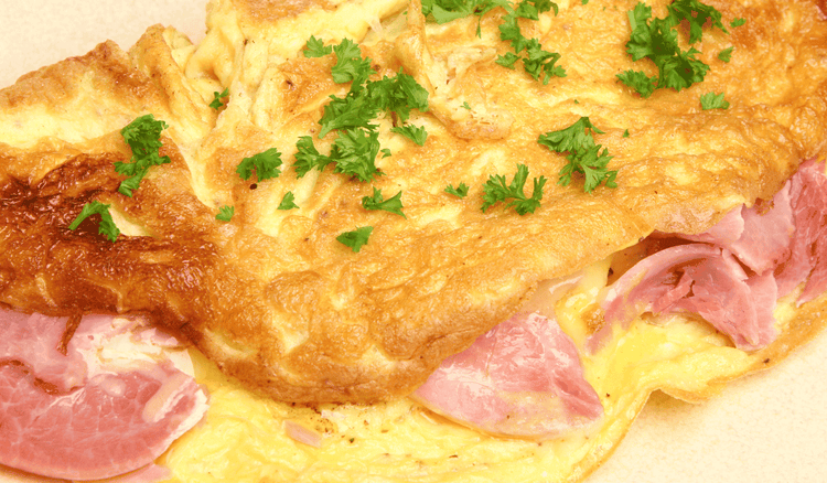 Prosty i pożywny omlet z szynką. Doskonały pomysł na szybkie śniadanie