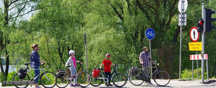 W wakacje odpoczniemy od maseczek? Już wiemy, kiedy rząd podejmie ważną decyzję