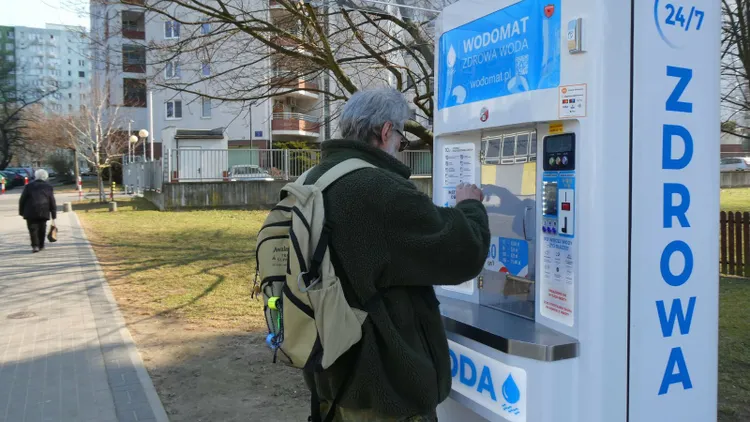 Tak się robi interesy na kranówce. Na ulicach wyrosły automaty, wiadomo, kto na tym zarabia