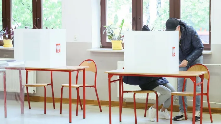 Atak agresji w lokalu wyborczym w Bielsku-Białej. Wyborca zaatakował członka komisji